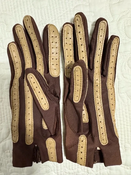 Classic Isotoner Brown Gloves with Tan Chevron Leather Accents - Picture 3 of 6